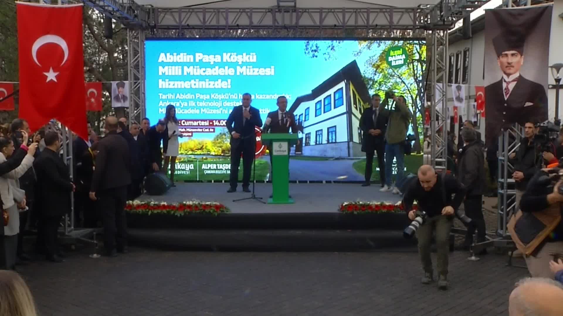 ÖZGÜR ÖZEL: “HERKESİ ÇANKAYA'YA GETİREBİLİR MİYİZ? YENİMAHALLELİ YAPABİLİR MİYİZ? OLMAZ. AMA 31 MART SEÇİMLERİNDE CHP BELEDİYELERİNE OY VERİRSENİZ BÖYLE HALKÇI BELEDİYE BAŞKANLARI VE GÜZEL HİZMETLER SİZİN BELDENİZE, ŞEHRİNİZE GELEBİLİR”