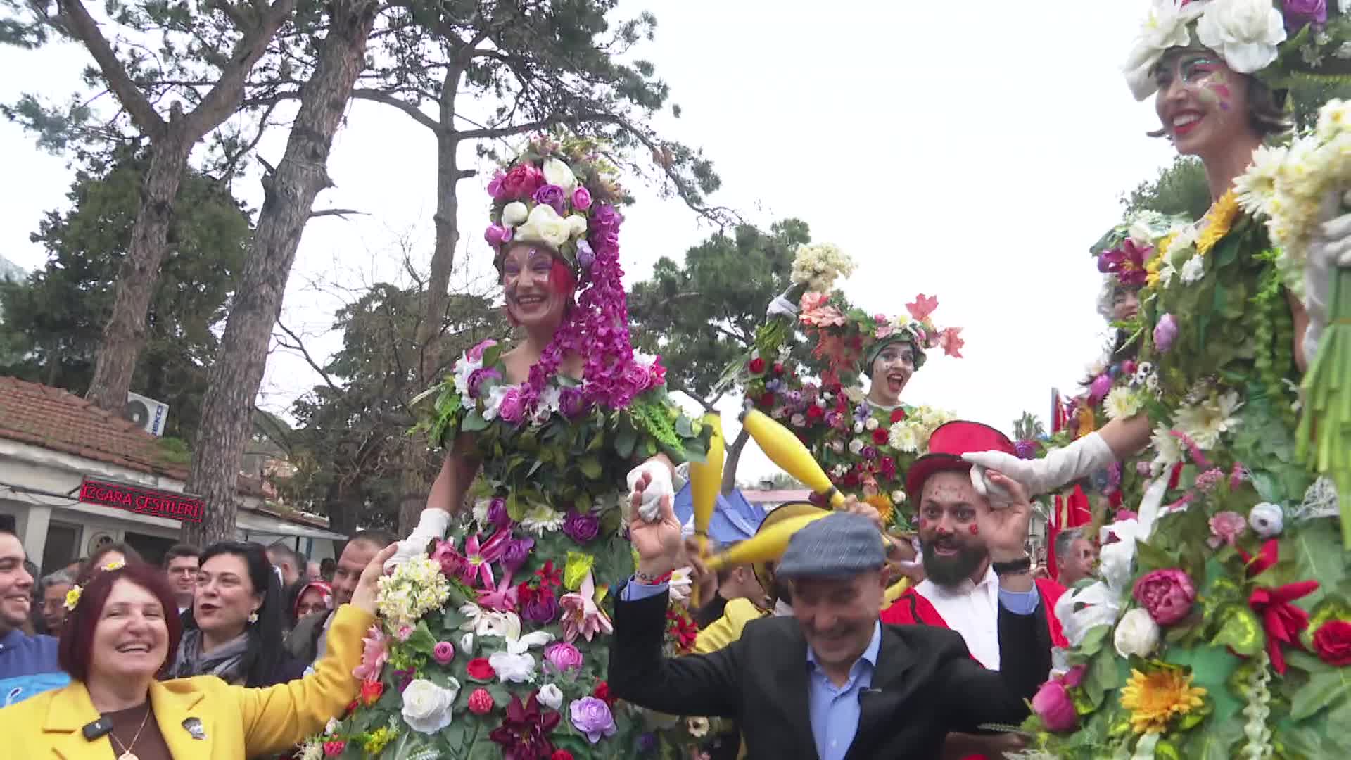 KARABURUN'UN NERGİS FESTİVALİ, BİNLERCE İZMİRLİYİ BULUŞTURDU