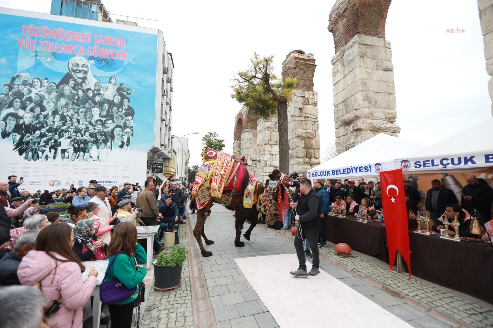 EFES SELÇUK DEVE GÜREŞLERİ FESTİVALİ'NDE ALTIN HAVAN SAHİBİNİ BULDU