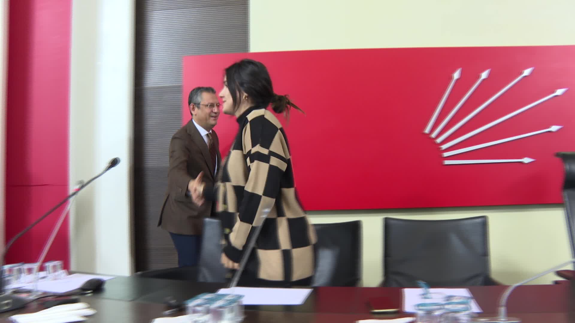ÖZGÜR ÖZEL, İSTANBUL HALK-LİS ÜYELERİYLE CHP GENEL MERKEZİ'NDE BİR ARAYA GELDİ