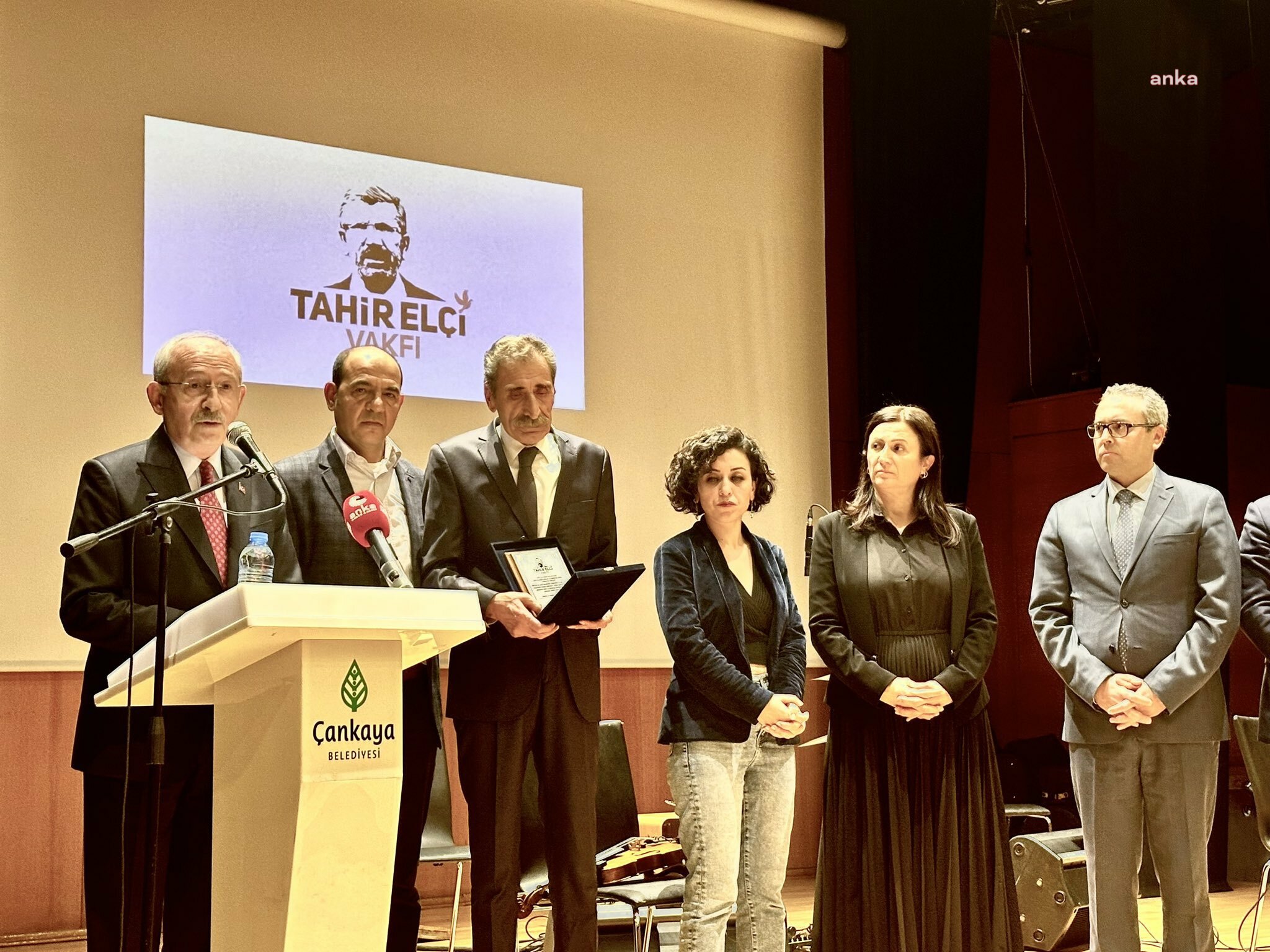 KEMAL KILIÇDAROĞLU, TAHİR ELÇİ İNSAN HAKLARI VAKFI İNSAN HAKLARI VE ÖZGÜRLÜK ÖDÜLÜ'NÜ CUMARTESİ ANNELERİ'NE TAKDİM ETTİ