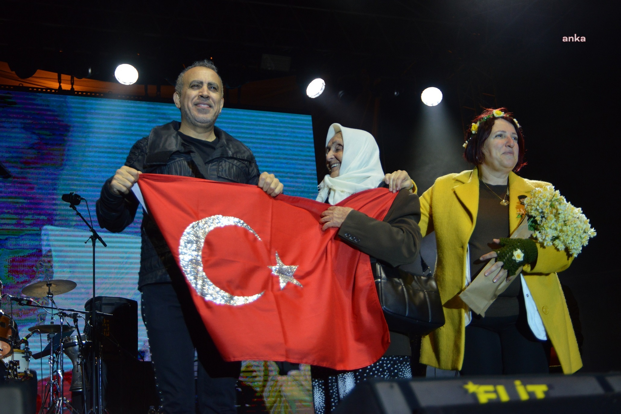 HALUK LEVENT, KARABURUN NERGİS FESTİVALİNDE SAHNE ALDI