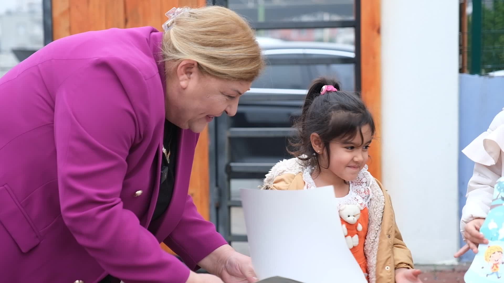 CEYHAN BELEDİYE BAŞKANI HÜLYA ERDEM, YARIYIL TATİLİ ÖNCESİ ÇOCUKLARIN KARNE SEVİNCİNE ORTAK OLDU