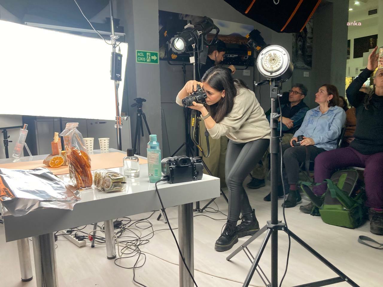 TEPEBAŞI'NDA GENÇLER ÜRÜN FOTOĞRAFÇILIĞINI ÖĞRENDİLER