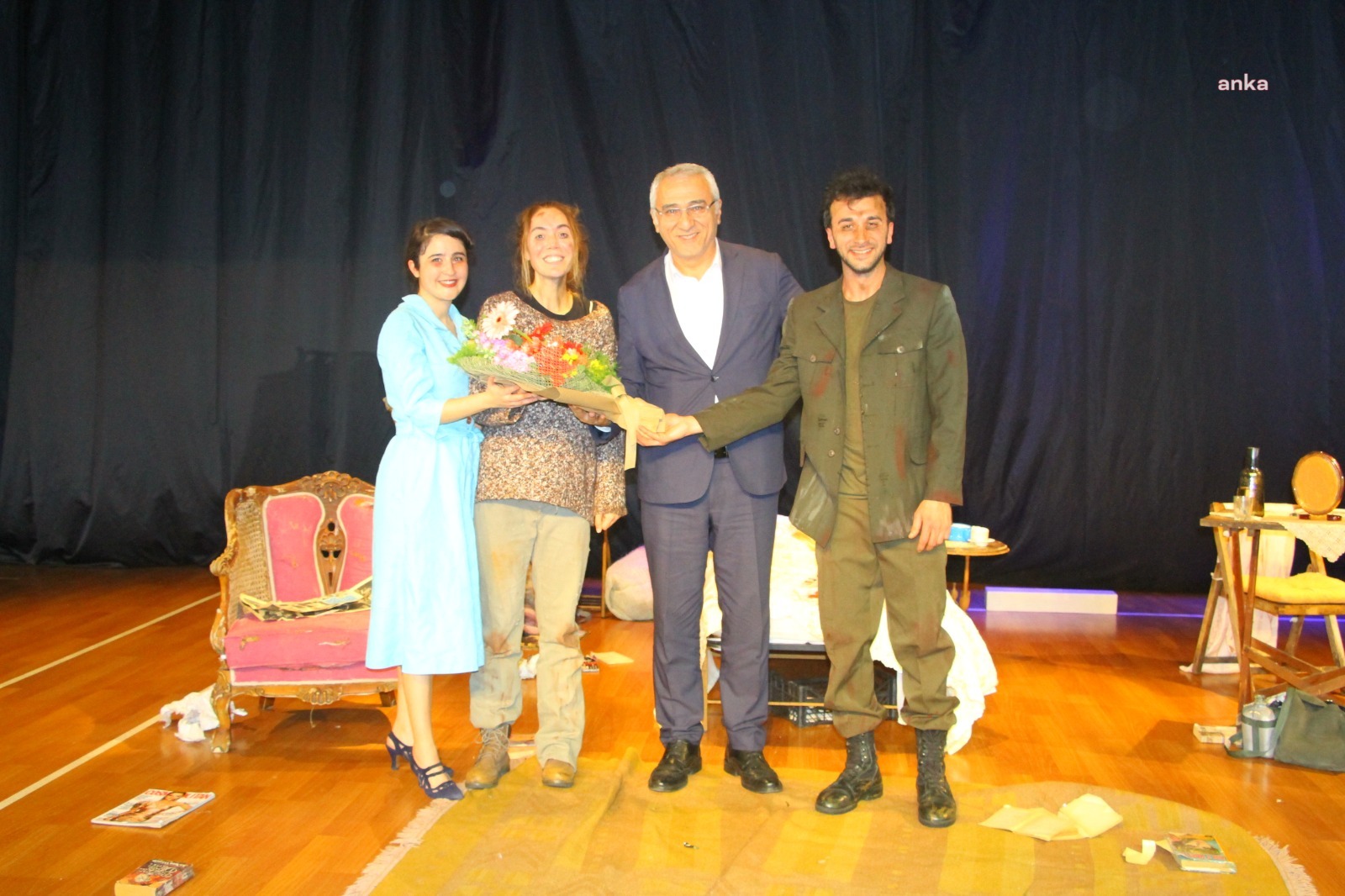 'ROMEO'YU BEKLERKEN' ADLI TİYATRO OYUNU KARTAL'DA SAHNELENDİ