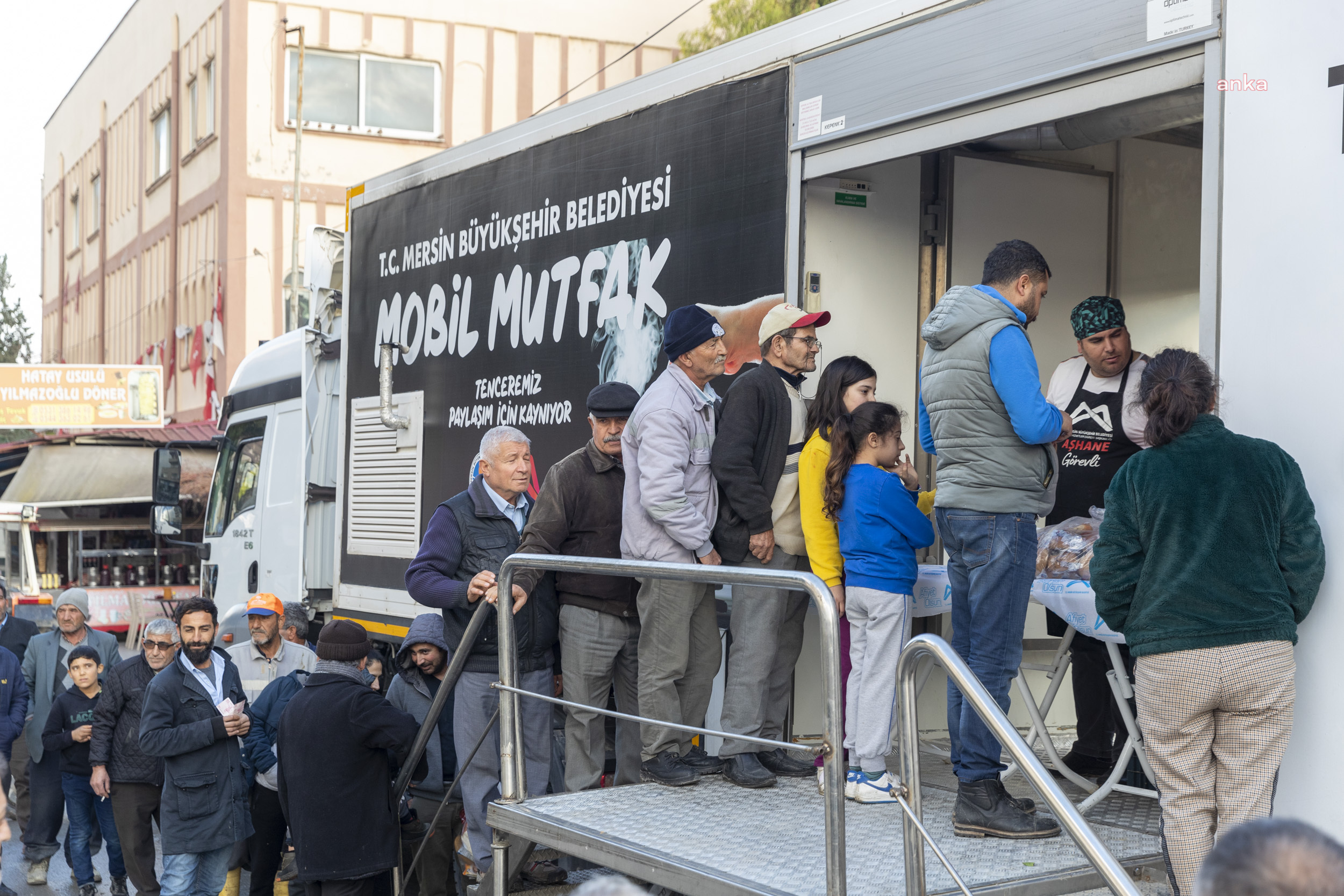 MERSİN BÜYÜKŞEHİR BELEDİYESİ 3 ÇEŞİT YEMEĞİ 10 TL’YE VATANDAŞA ULAŞTIRIYOR