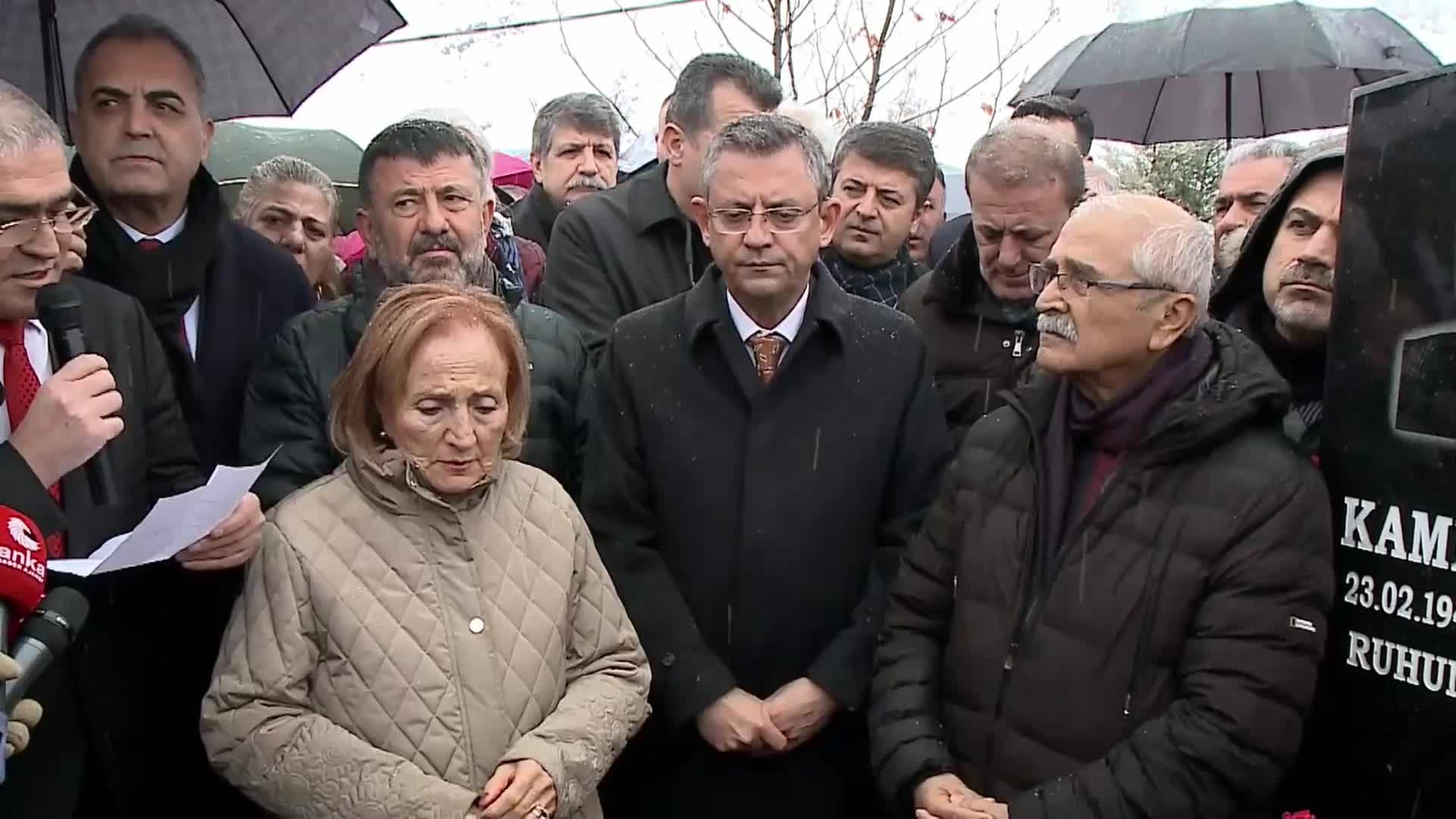 ÖZGÜR ÖZEL, TUNCELİ’DE KAMER GENÇ’İN ÖLÜM YIL DÖNÜMÜ İÇİN DÜZENLENEN ANMA TÖRENİNE KATILDI... “KAMER GENÇ’İN HİKAYESİ, CUMHURİYET’İN HİKAYESİ”