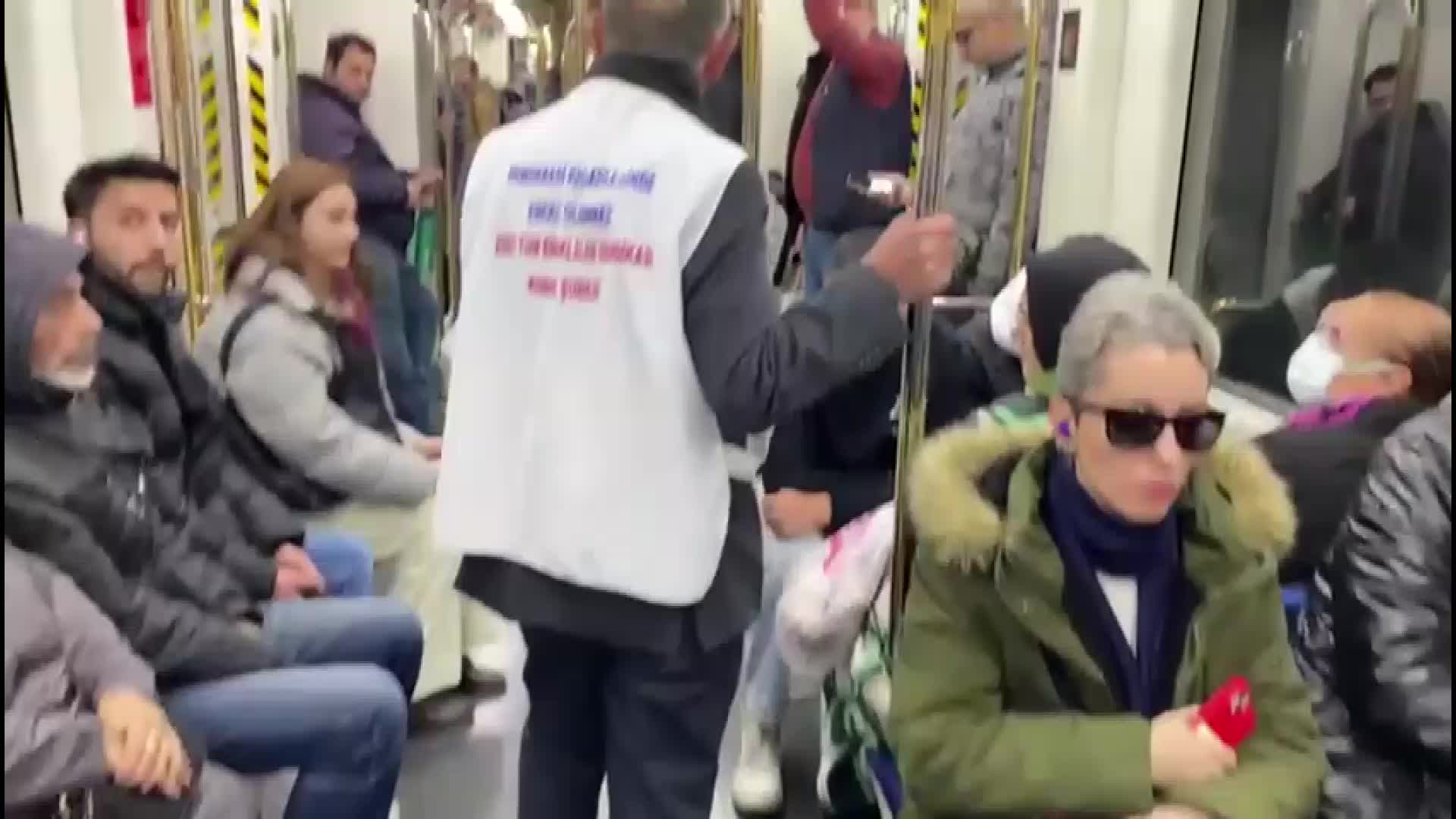 İZMİR'DE EMEKLİLER, MAAŞ ZAMLARINI METRODA BİLDİRİ DAĞITARAK PROTESTO ETTİ: “ARTIK EVİMİZE YUMURTAYI, PEYNİRİ, ZEYTİNİ, ETİ ALMAYI UNUTTUK”