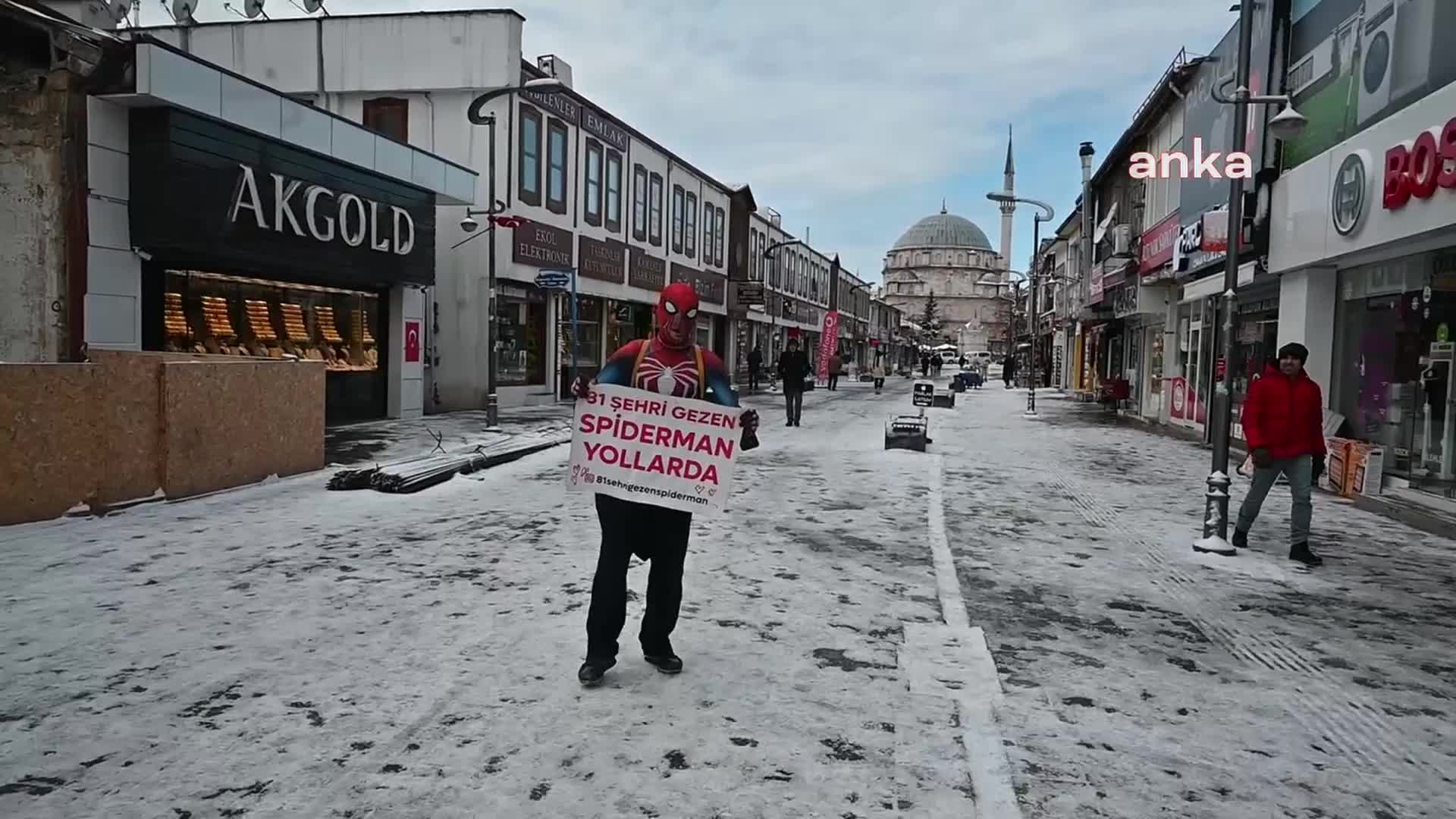 DEPREMZEDE ÇOCUKLARA MORAL VEREN ÖRÜMCEK ADAM YOZGAT’A GELDİ, ARABAŞI YUTMA EĞİTİMİ ALDI