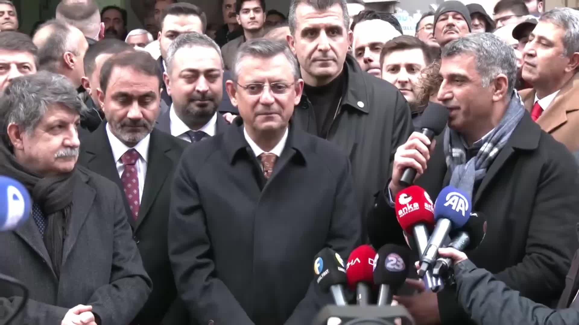 ÖZGÜR ÖZEL, CHP ELAZIĞ İL BAŞKANLIĞINI ZİYARET ETTİ: “BU KENTİN DEPREME, DOĞAL AFETLERE, YOKSULLUĞA DİRENÇLİ BİR KENT OLMASI İÇİN SİZDEN YETKİ İSTİYORUZ. BİZ BU KENTİN DİRENCİNİ ARTIRACAĞIZ, BU KENTİ AYAĞA KALDIRACAĞIZ”