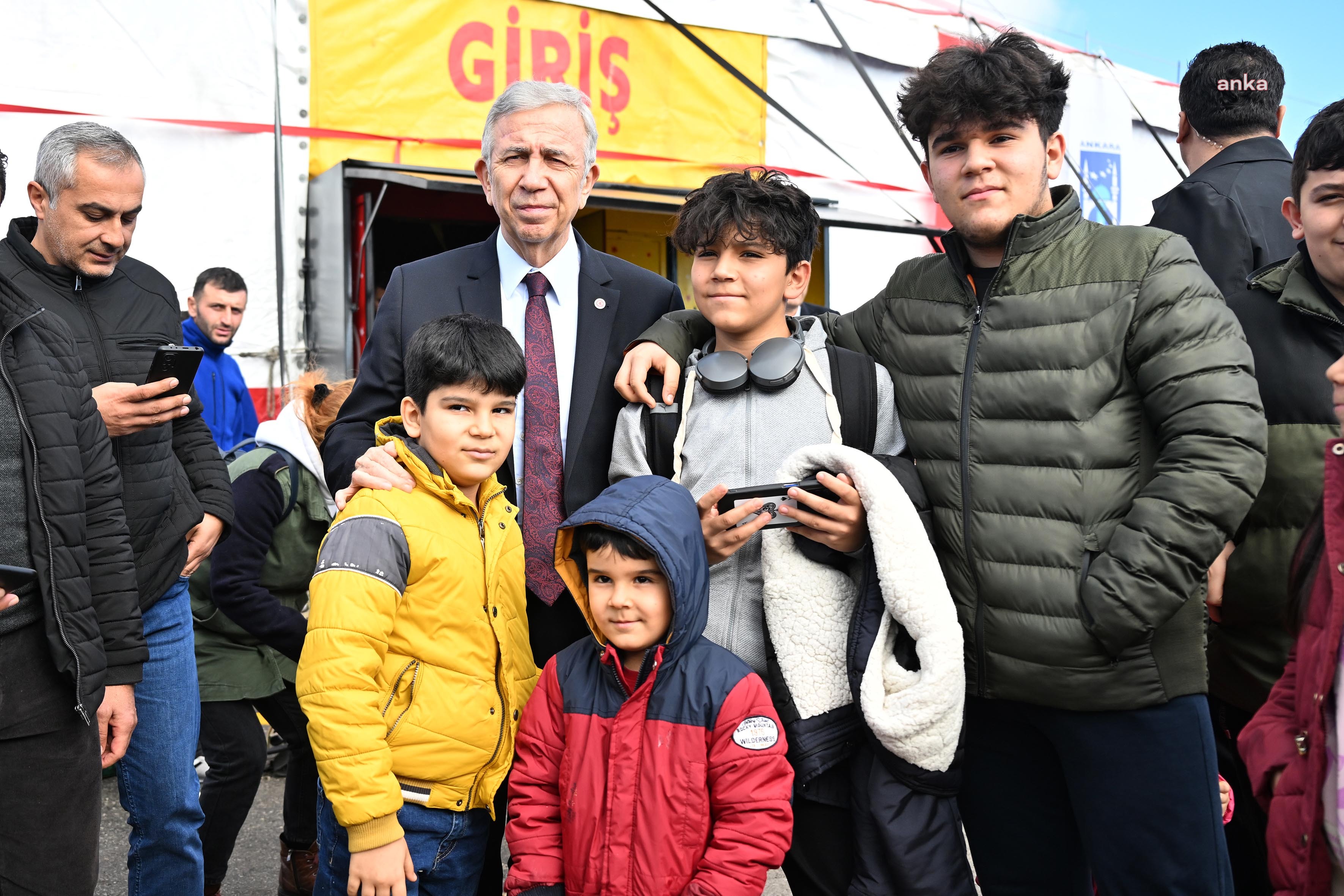MANSUR YAVAŞ TATİLİN İLK GÜNÜ ÇOCUKLARLA BAKAP’TA BULUŞTU