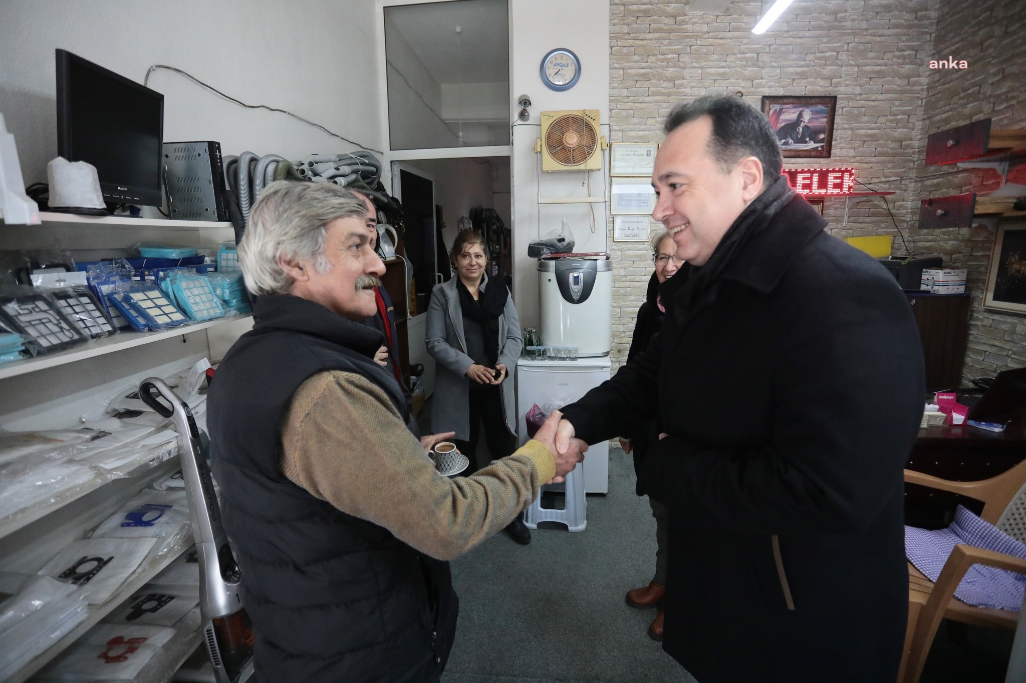 AKHİSAR BELEDİYE BAŞKAN DUTLULU, SAHADA HALKI DİNLEMEYE DEVAM EDİYOR