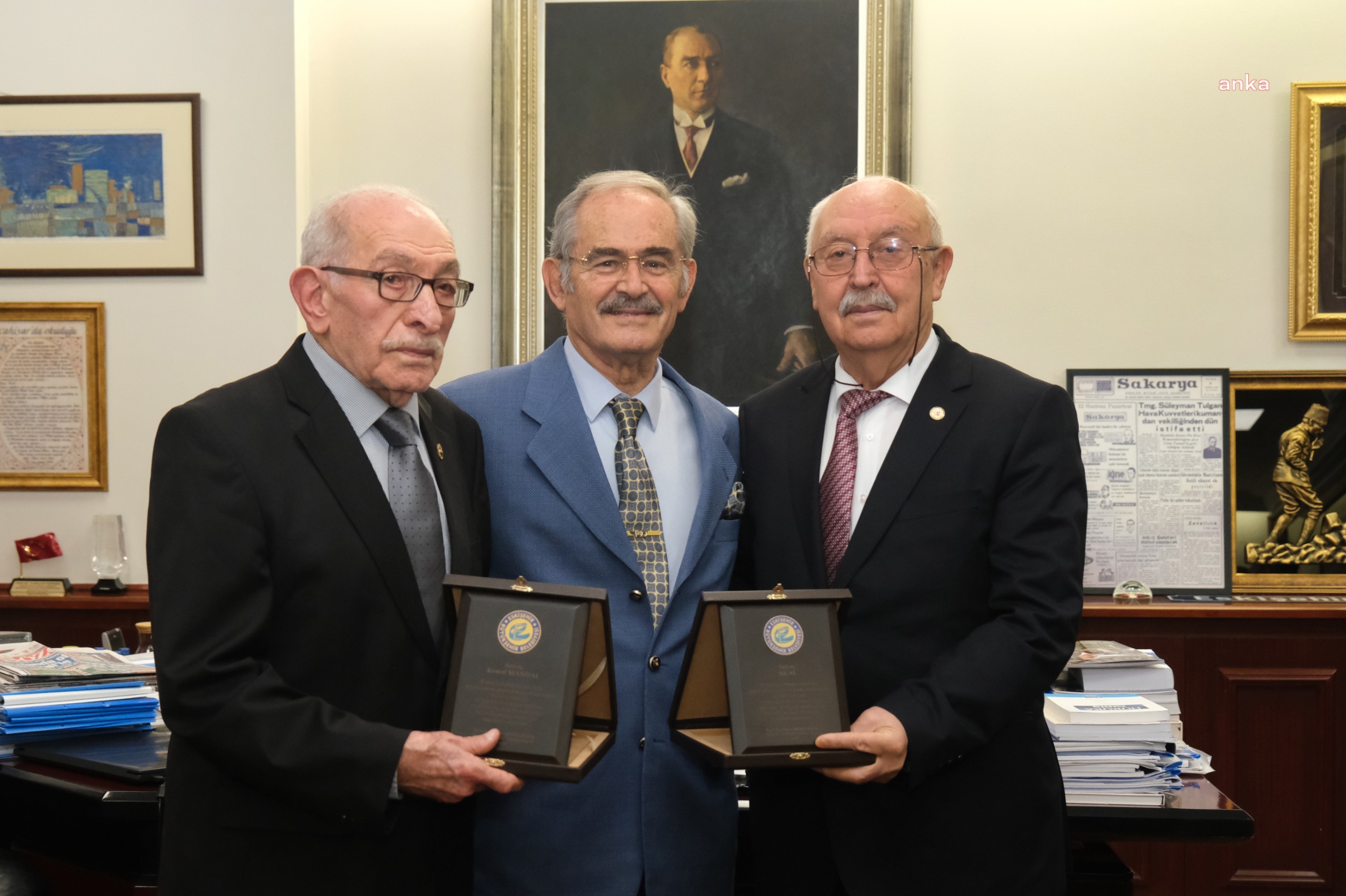 YILMAZ BÜYÜKERŞEN’DEN EMEKTAR MUHTARLARA TEŞEKKÜR PLAKETİ