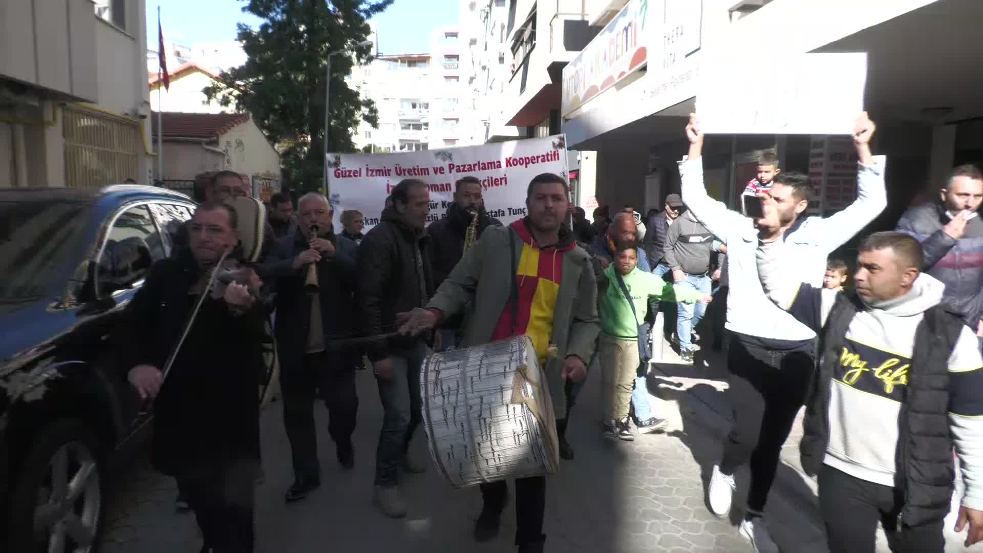 İZMİRLİ ROMANLARDAN TUNÇ SOYER'E DESTEK EYLEMİ: “İLLE DE TUNÇ SOYER OLSUN"