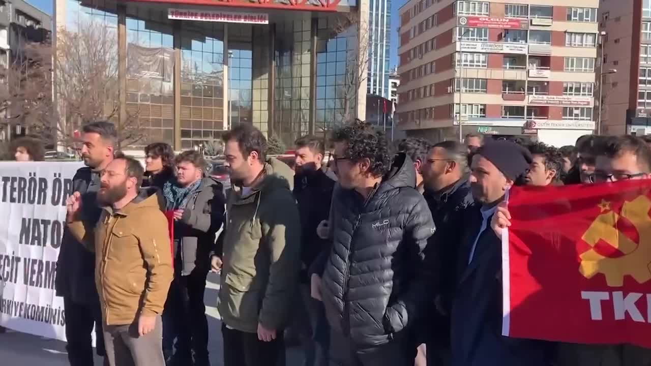 TKP'DEN TBMM ÖNÜNDE NATO PROTESTOSU: "DAHA DÜN 'FİLİSTİN HALKI ÖLÜYOR' DİYENLER, BUGÜN FİLİSTİN'DE ATILAN BOMBALARIN ARKASINDAKİ NATO'NUN İZİNİ GÜÇLENDİRMEYİ OYLUYORLAR"
