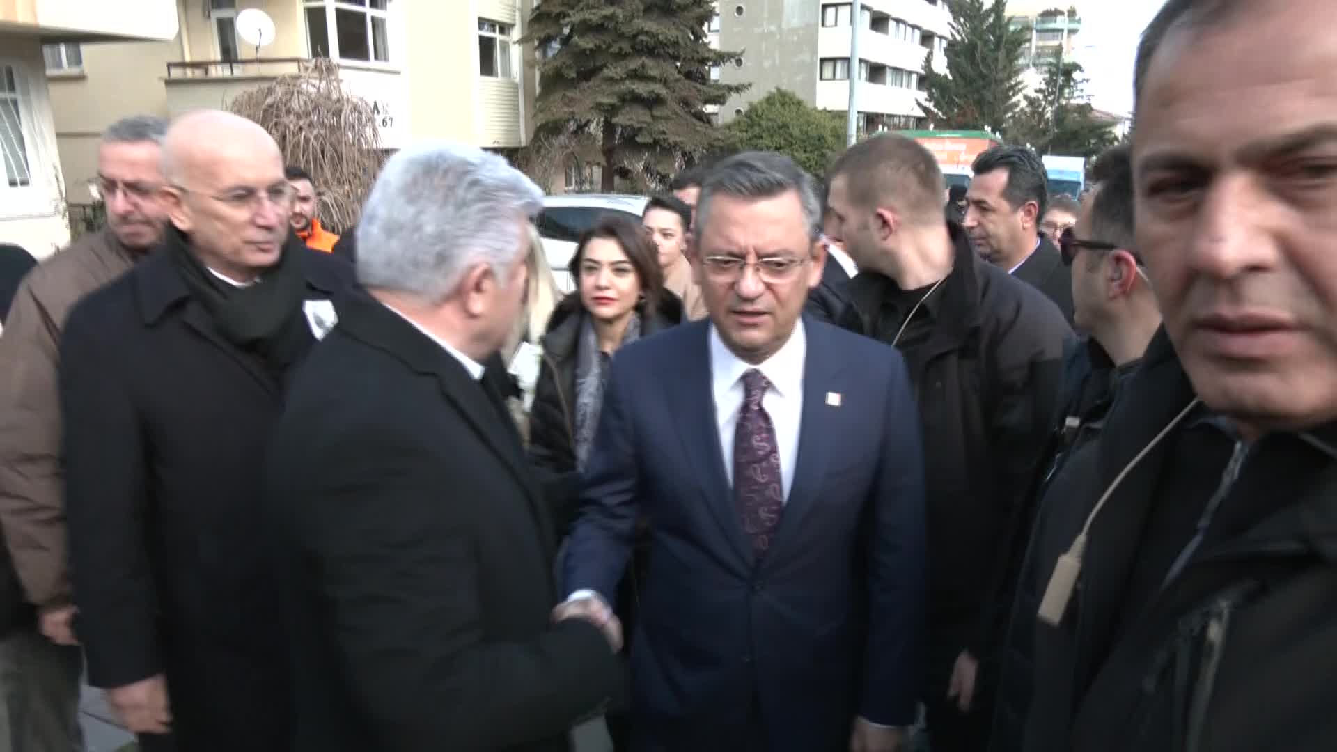 GAZETECİ YAZAR UĞUR MUMCU KATLEDİLMESİNİN 31’İNCİ YILDÖNÜMÜNDE EVİNİN ÖNÜNDE ANILDI