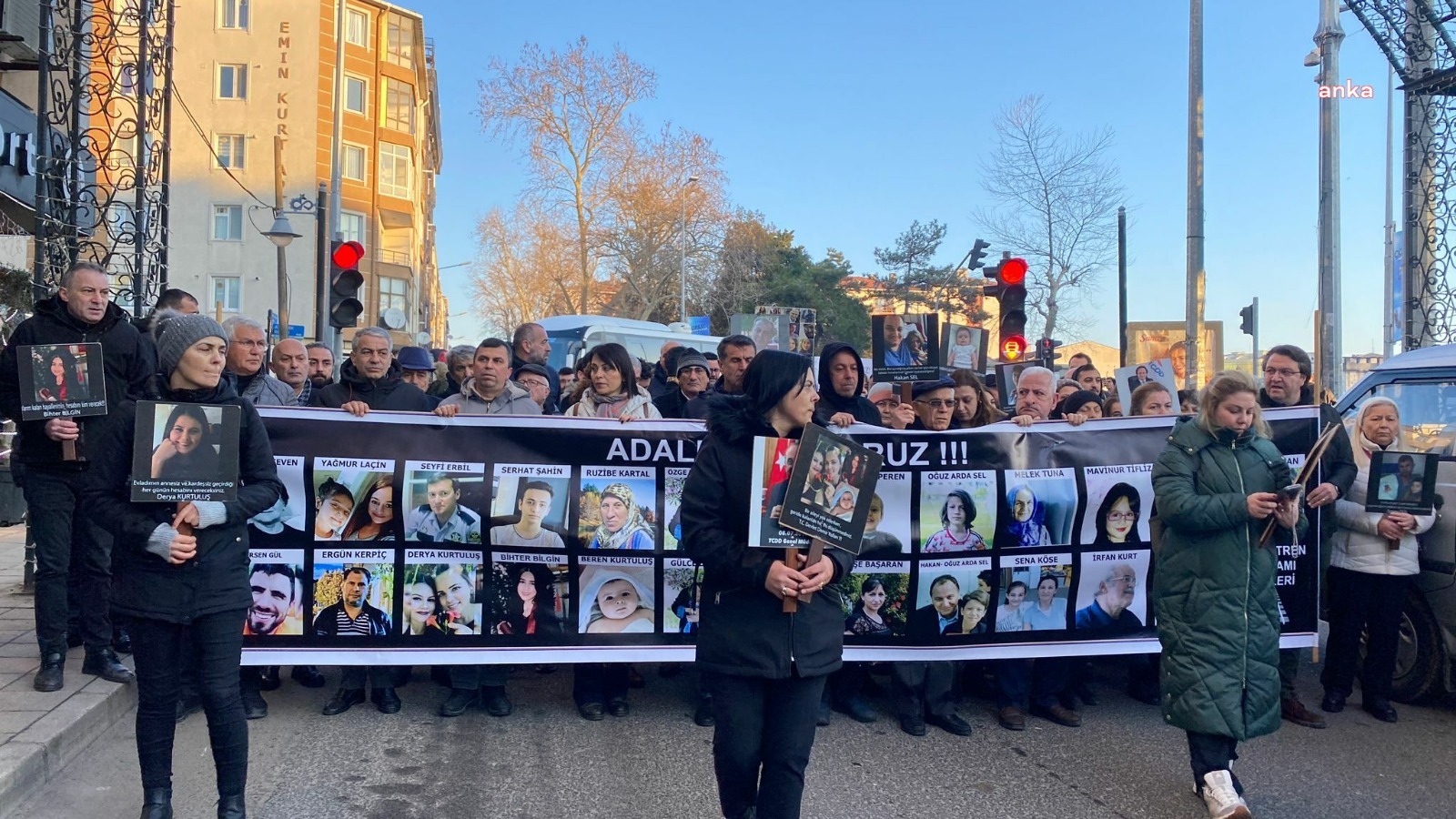 ÇORLU TREN FACİASI DAVASI KARAR DURUŞMASI DEVAM EDİYOR... AVUKAT AKÇAY TAŞÇI: "BU LİYAKATSİZLİKLERİN SORUMLUSU TCDD'DİR"