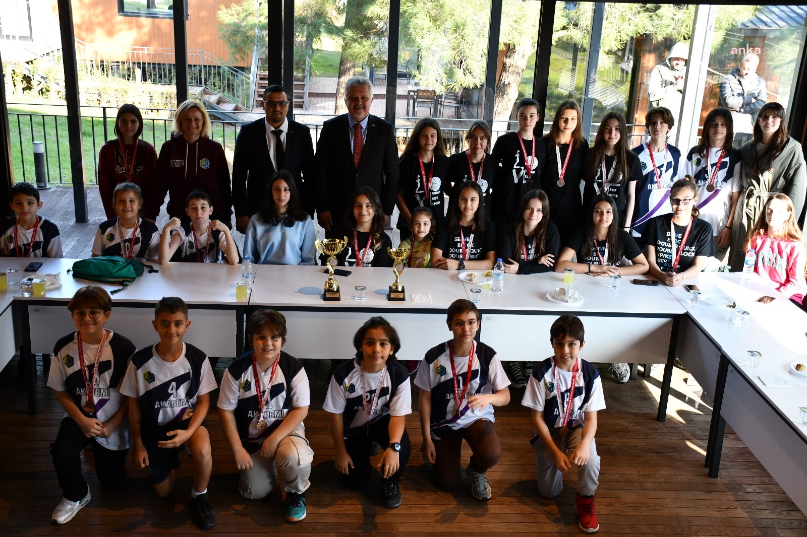 LÜLEBURGAZLI VOLEYBOLCULAR, BAŞARILARINI BELEDİYE BAŞKANI GERENLİ İLE KUTLADI