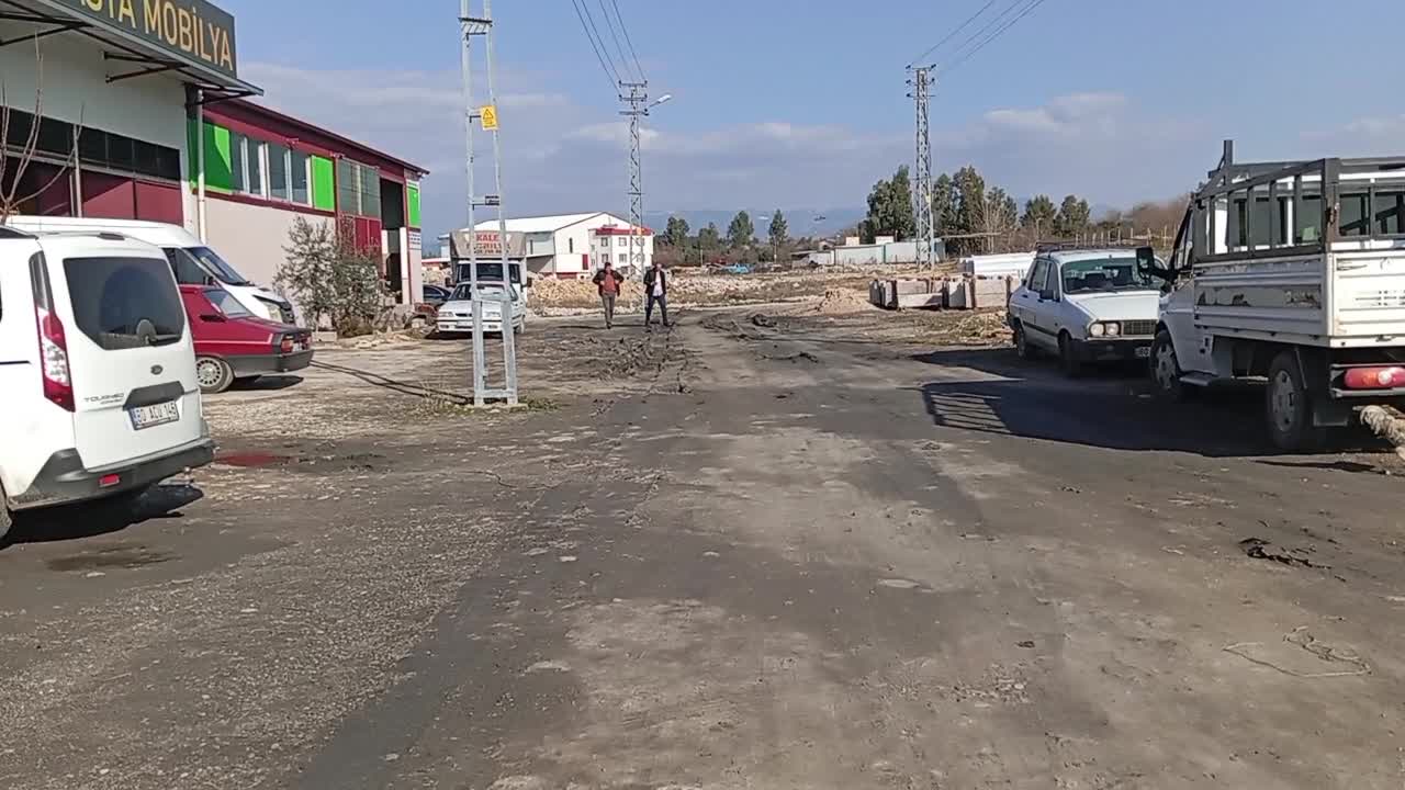 KADİRLİ MARANGOZCULAR KOOPERATİFİ BAŞKANI ÇETİN: "YOLUMUZ VE KANALİZASYONUMUZ YOK. BAKIMSIZ VE SAHİPSİZİZ. 5 YIL GEÇTİ HALA BİR ŞEY YAPILMADI"