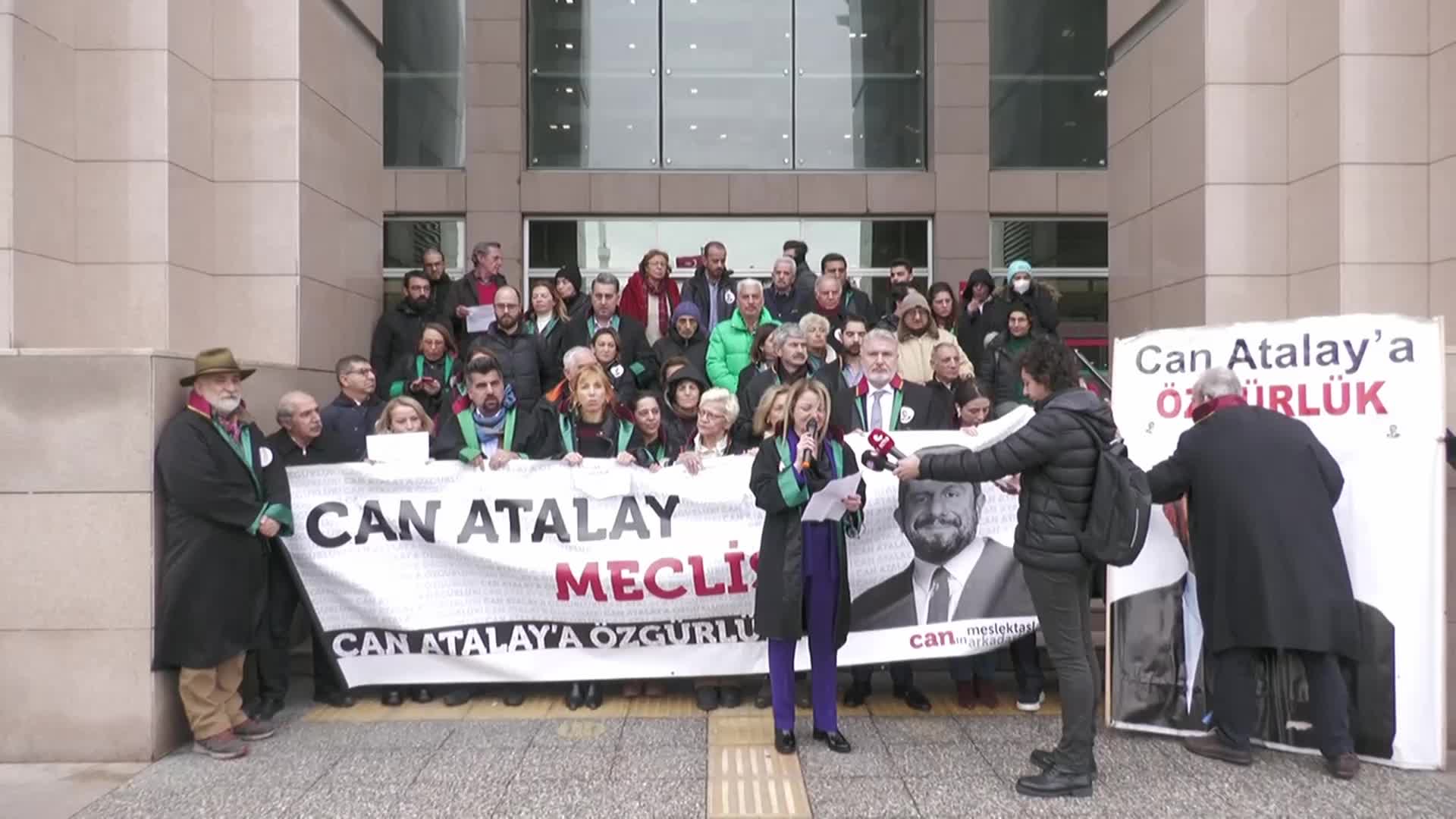 ARKADAŞLARI VE MESLEKTAŞLARI, İSTANBUL ADALET SARAYI ÖNÜNDE CAN ATALAY'IN MEKTUBUNU OKUDU: "ANAYASA'NIN ASKIYA ALINMASINA KARŞI ÇIKMAK MEMLEKETE SAHİP ÇIKMAKTIR"