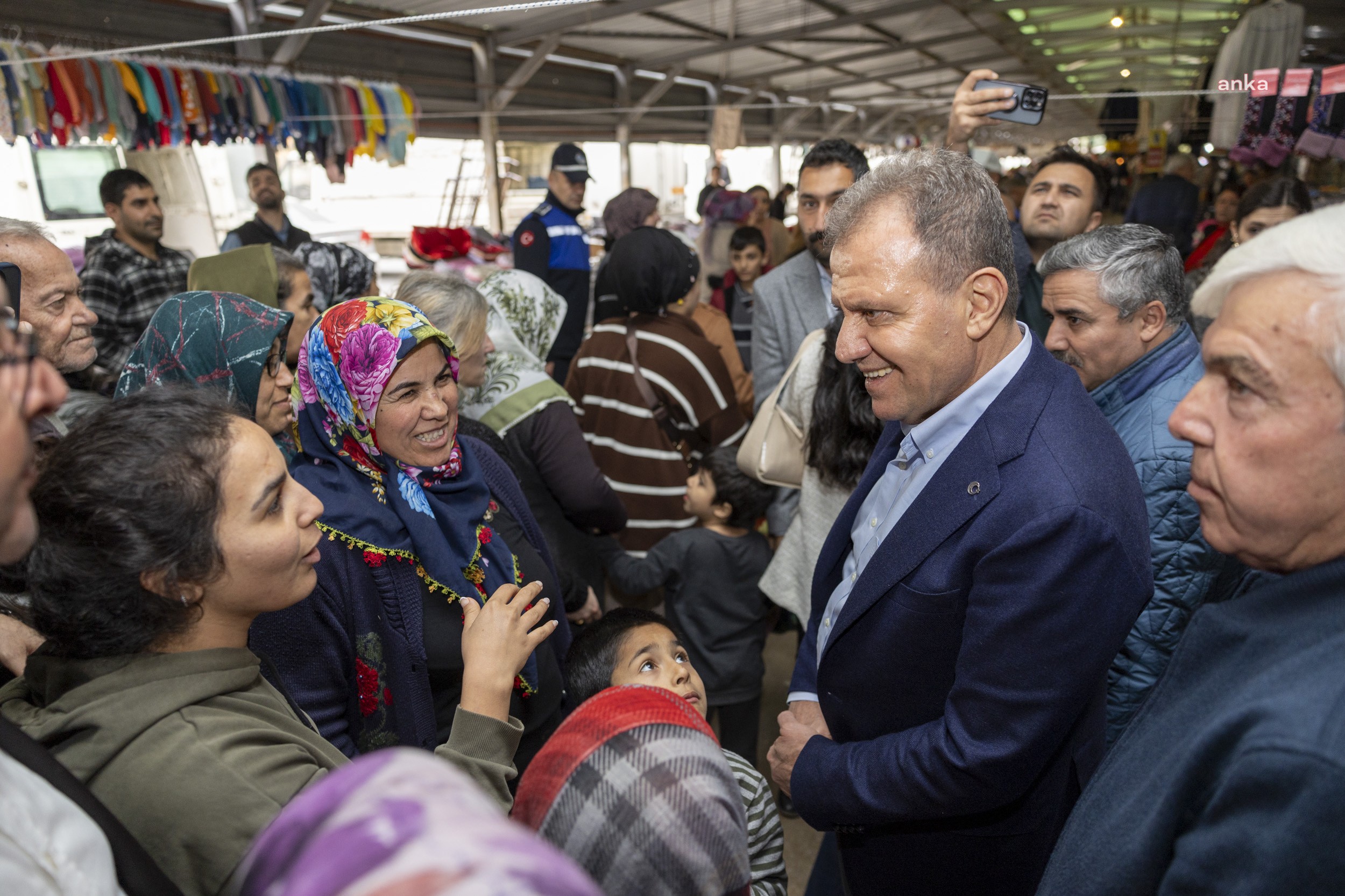 VAHAP SEÇER, HALKKENT MAHALLESİ’NDE PAZAR ZİYARETİ YAPTI