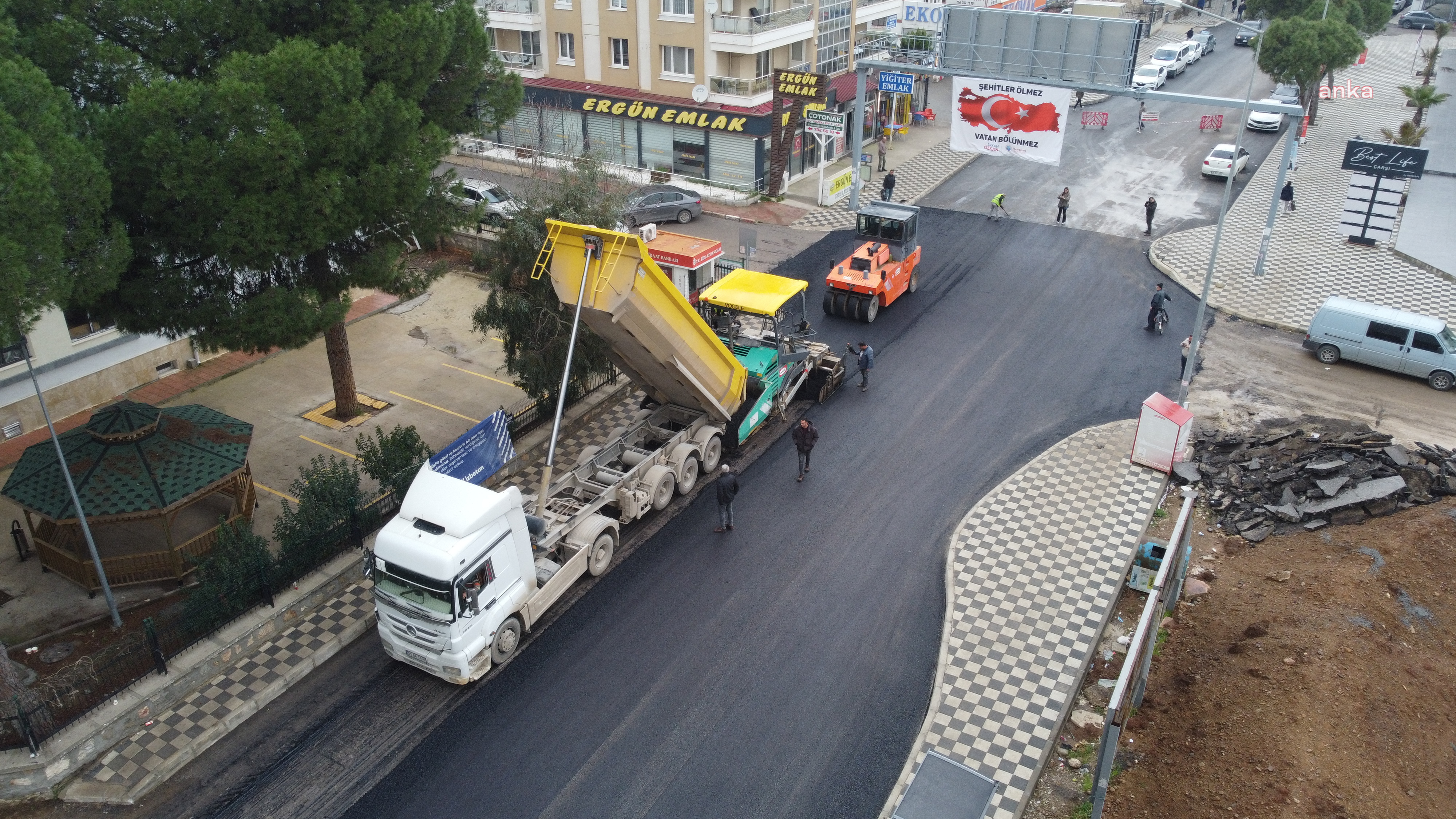 MENDERES’TE YOĞUN YOL ÇALIŞMALARI DEVAM EDİYOR