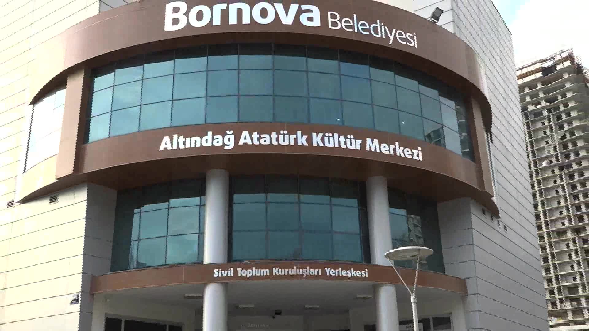 BORNOVA BELEDİYESİ 469 STK’YA KUCAK AÇTI