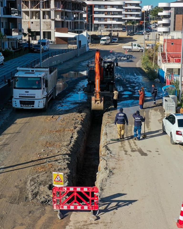 KUŞADASI BELEDİYESİ EKİPLERİNDEN 7/24 YOL MESAİSİ