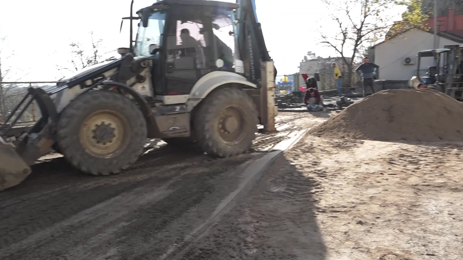 EDREMİT BELEDİYESİ, AVCILAR MEYDANINI DÜZENLİYOR