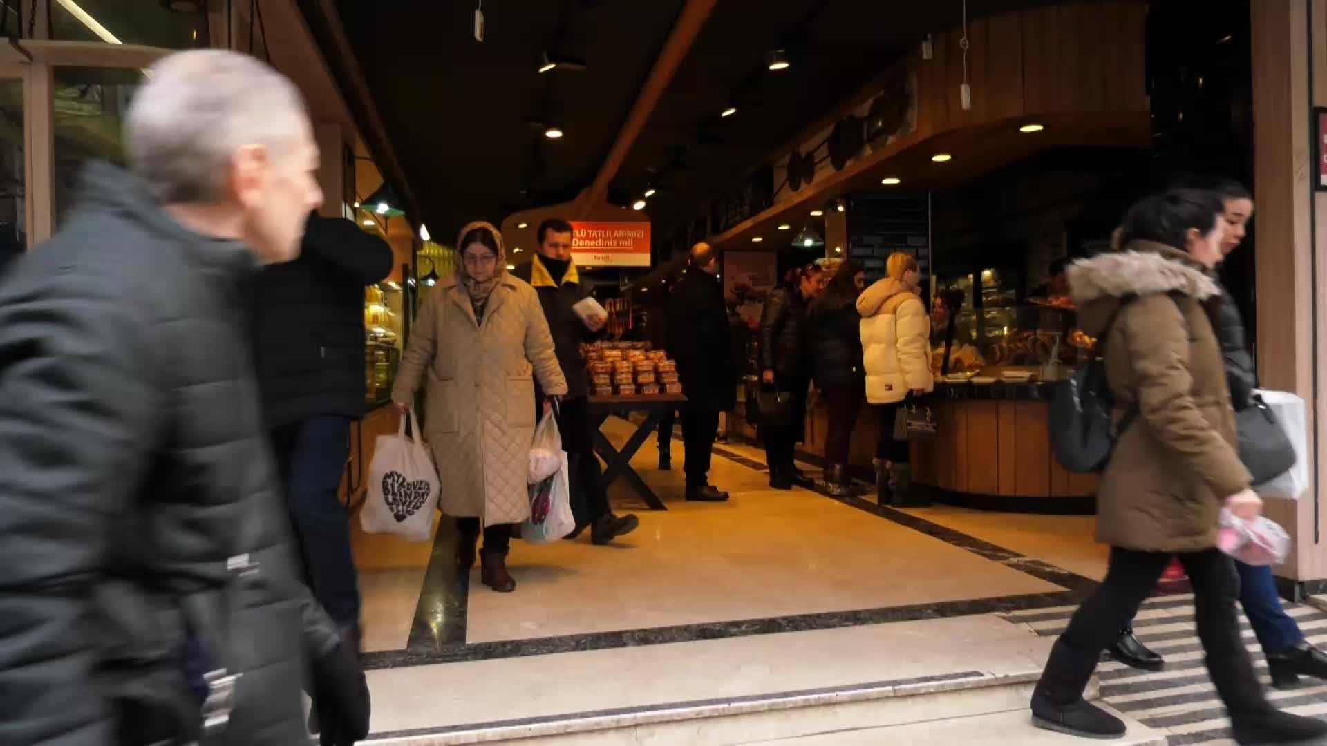 ANKARA'DA EMEKLİLER, MAAŞ VE GIDA ZAMMINA TEPKİ GÖSTERDİ: “BİRİLERİNİN DEDİĞİ GİBİ PORSİYONLARI KÜÇÜLTÜYORUZ. ÜÇ ÖĞÜN DERT YİYORUZ“