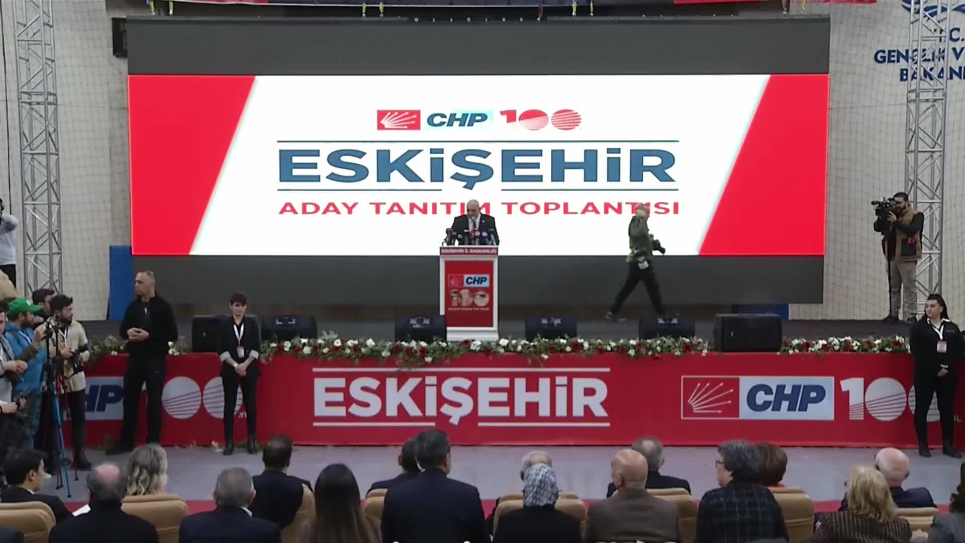 CHP ESKİŞEHİR ADAY TANITIM TOPLANTISI… AYŞE ÜNLÜCE: “ESKİŞEHİR’İN KAZANIMLARI BAŞARI İLE KORUNURSA, BAŞKA ŞEHİRLER İÇİN İLHAM OLMAYA DEVAM EDECEĞİZ. O NEDENLE MUTLAKA KAZANMAMIZ GEREKİYOR”