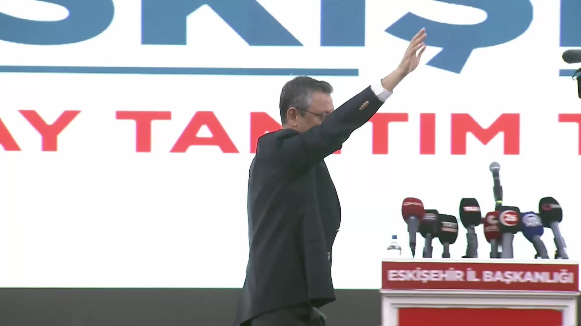 CHP ESKİŞEHİR ADAY TANITIM TOPLANTISI… ÖZGÜR ÖZEL: “ERDOĞAN, TÜRKİYE’NİN ÜZERİNE YENİ BİR OYUN KURMAKTADIR. NASIL YILMAZ HOCA ESKİŞEHİR İTTİFAKINI KURDUYSA, 31 MART’TAKİ KAZANACAK İTTİFAKIN ADI TÜRKİYE İTTİFAKIDIR”