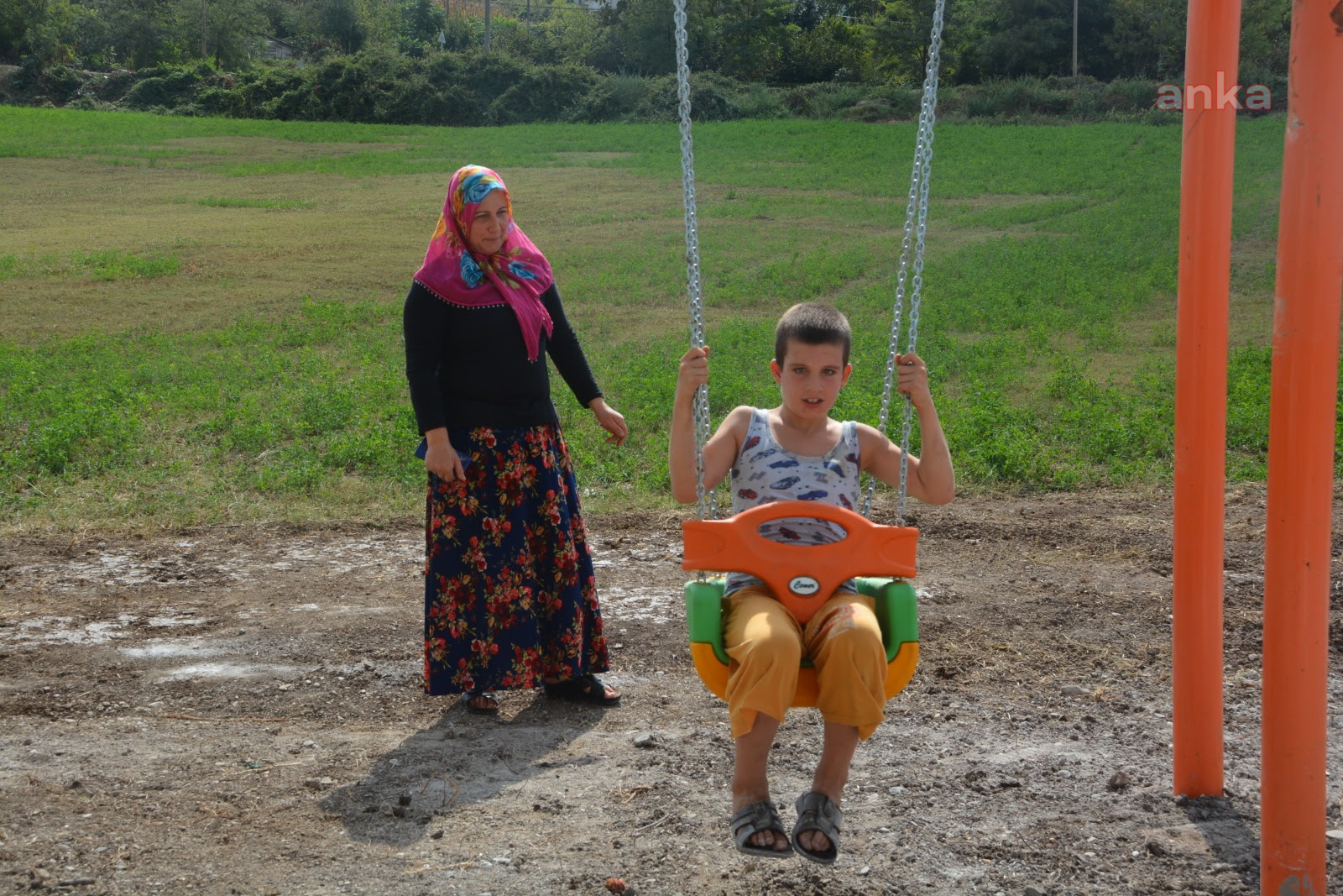 OTİZMLİ BURAK, SALINCAĞINA KAVUŞTU