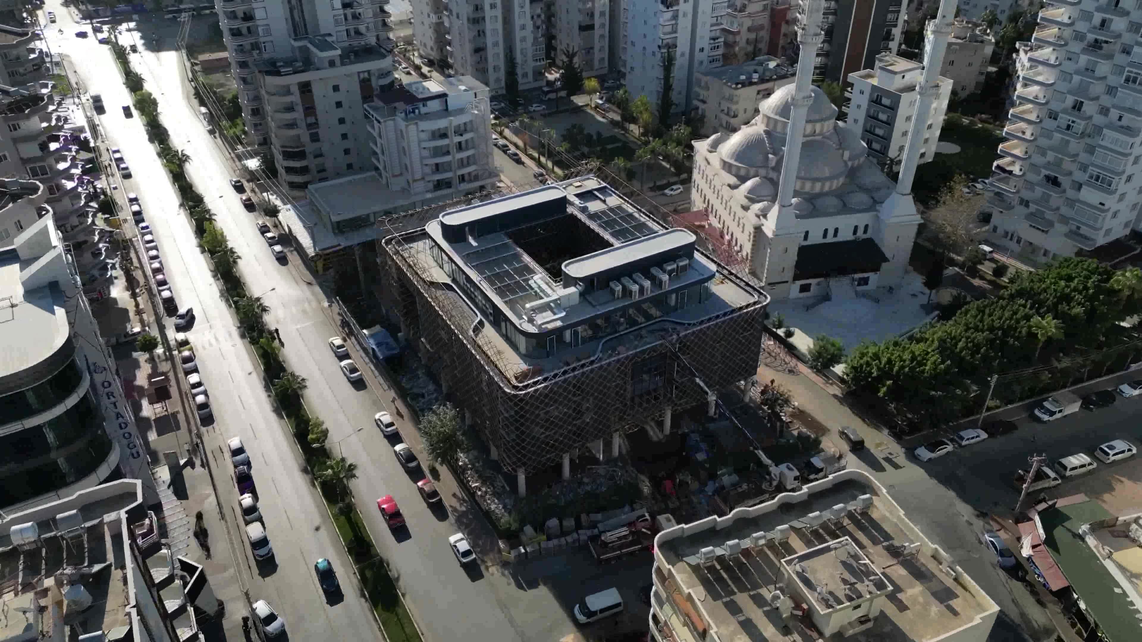 MEZİTLİ BELEDİYE BAŞKANI TARHAN, KIZ ÖĞRENCİ YURDU İNŞAATINI İNCELEDİ