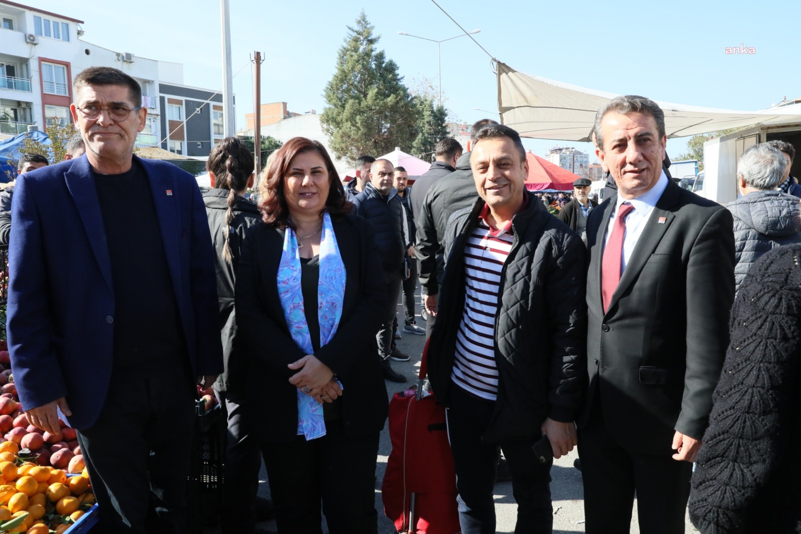 ÖZLEM ÇERÇİOĞLU, CUMARTESİ PAZARI’NDA VATANDAŞLARLA BULUŞTU