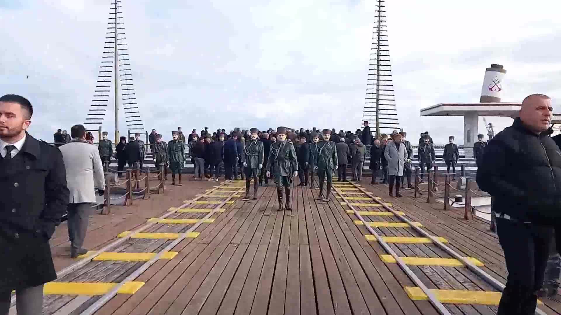 MÜBADELENİN 101'İNCİ YILI DOLAYISIYLA ATATÜRK’ÜN SAMSUN’A AYAK BASTIĞI TÜTÜN İSKELESİ'NDEN DENİZE KARANFİLLER BIRAKILDI
