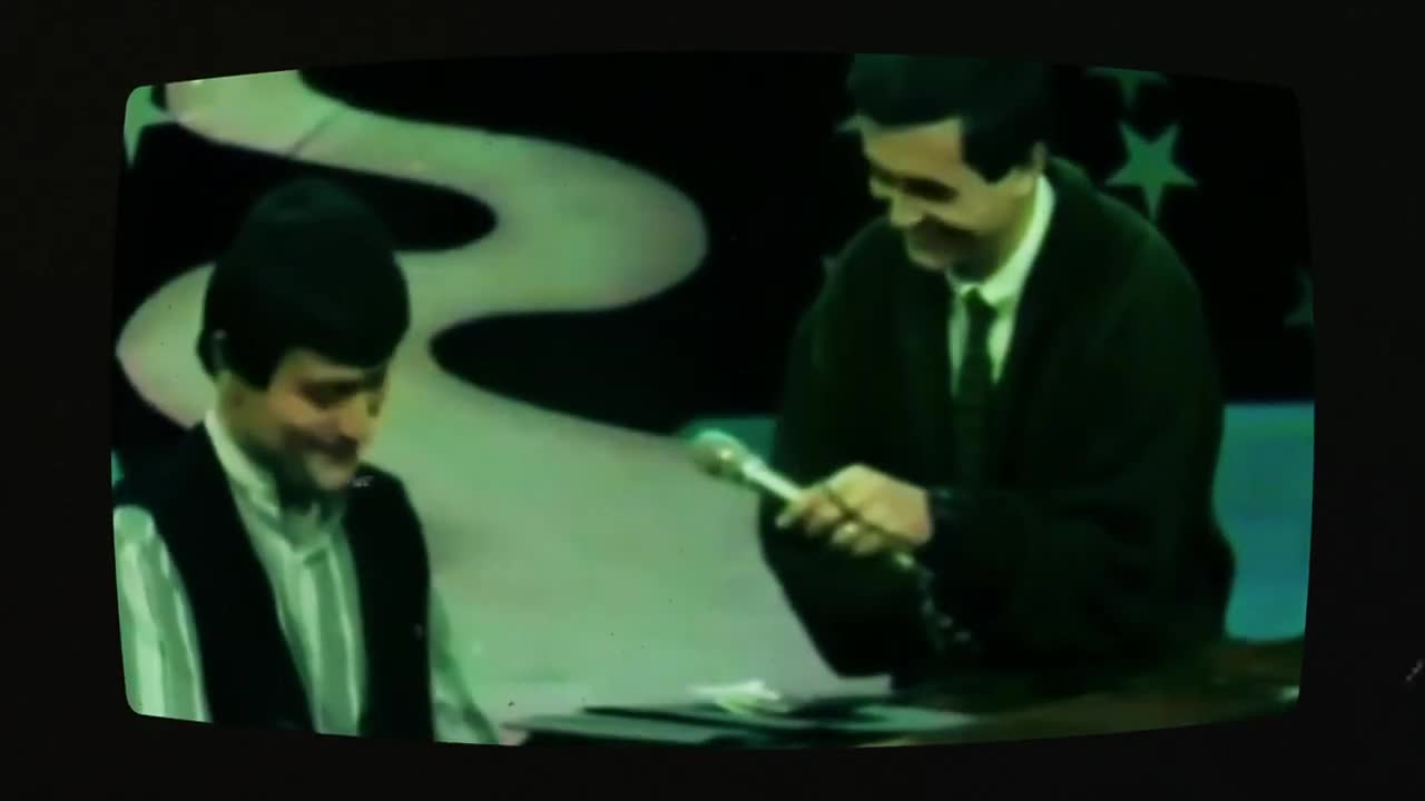TÜRK EĞİTİM VAKFI, SANATÇI FERDİ ÖZBEĞEN’İ BEYAZ PİYANOSU VE PİYANİST ŞARKISI İLE ANIYOR