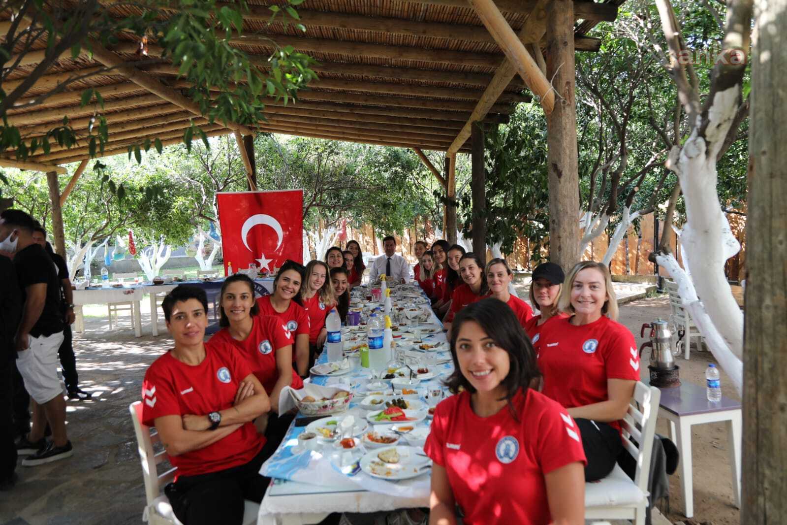 BODRUM BELEDİYE BAŞKANI ARAS, DENİZİN KIZLARINA BAŞARILAR DİLEDİ