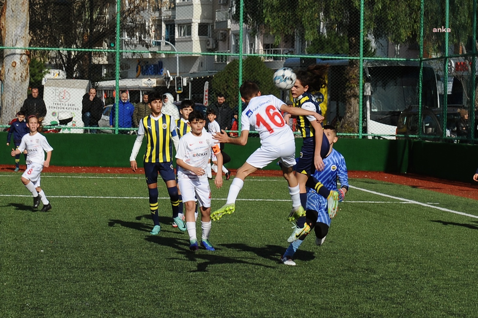 KARŞIYAKA'DA FUTBOL RÜZGARI ESTİ
