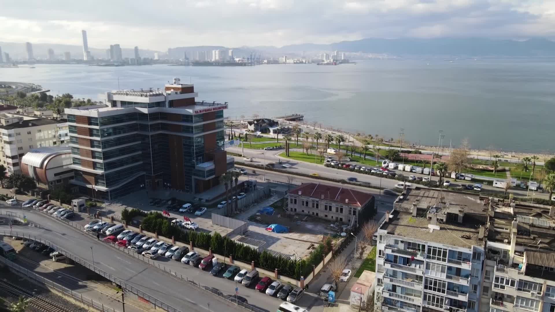 BAYRAKLI'DA TARİHİ ÜÇÜZ BİNA YENİLENİYOR