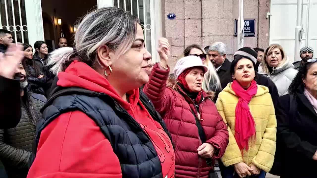 İZMİR BÜYÜKŞEHİR BELEDİYESİ ÖNÜNDE, TUNÇ SOYER'E DESTEK NÖBETİ: “TUNÇ SOYER'İN İSMİ AÇIKLANANA KADAR BURADAYIZ”