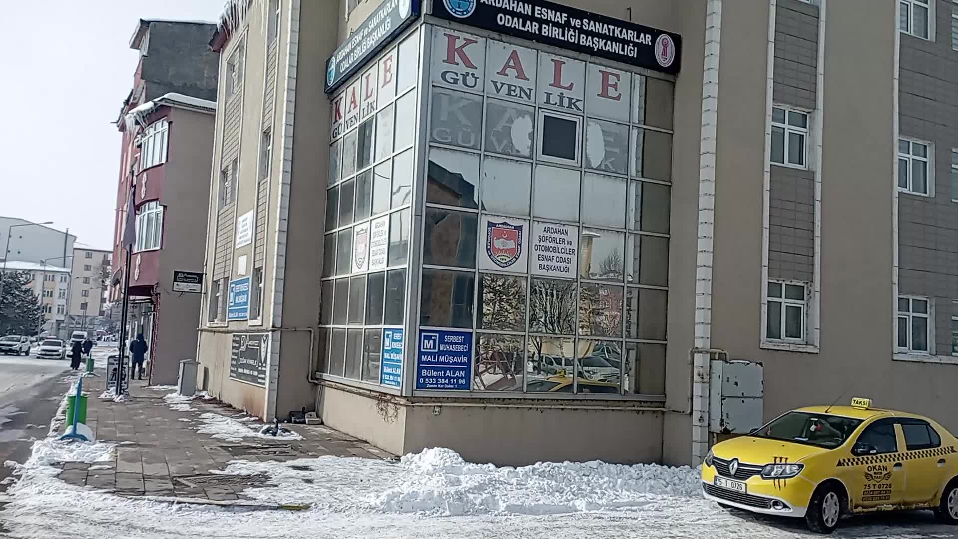 ARDAHAN ESNAF SANATKARLAR VE ŞOFÖRLER ODASI, ODALAR BİRLİĞİ'NİN HİZMET BİNASINI SATIŞA ÇIKARMASINA TEPKİ GÖSTERDİ