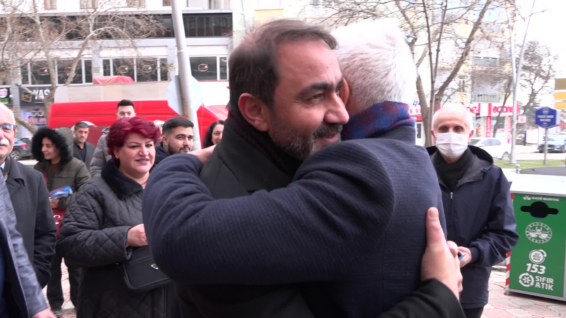 ELAZIĞ'DA SAHA ÇALIŞMASI SIRASINDA KARŞILAŞAN MHP VE CHP BELEDİYE BAŞKAN ADAYLARI ARASINDA SICAK DİYALOG