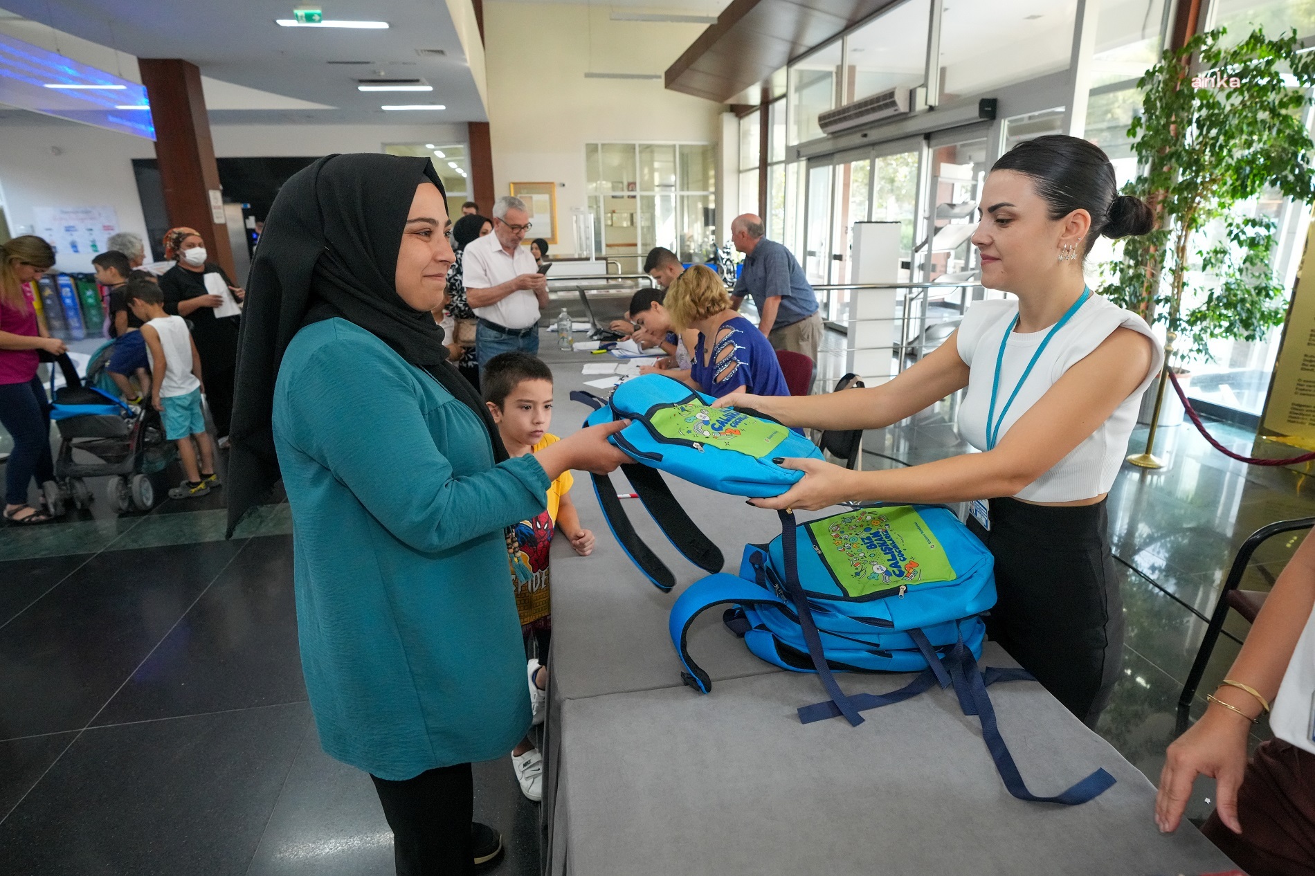 GAZİEMİR’DE ZORLUKLAR SOSYAL HİZMETLERLE AŞILIYOR