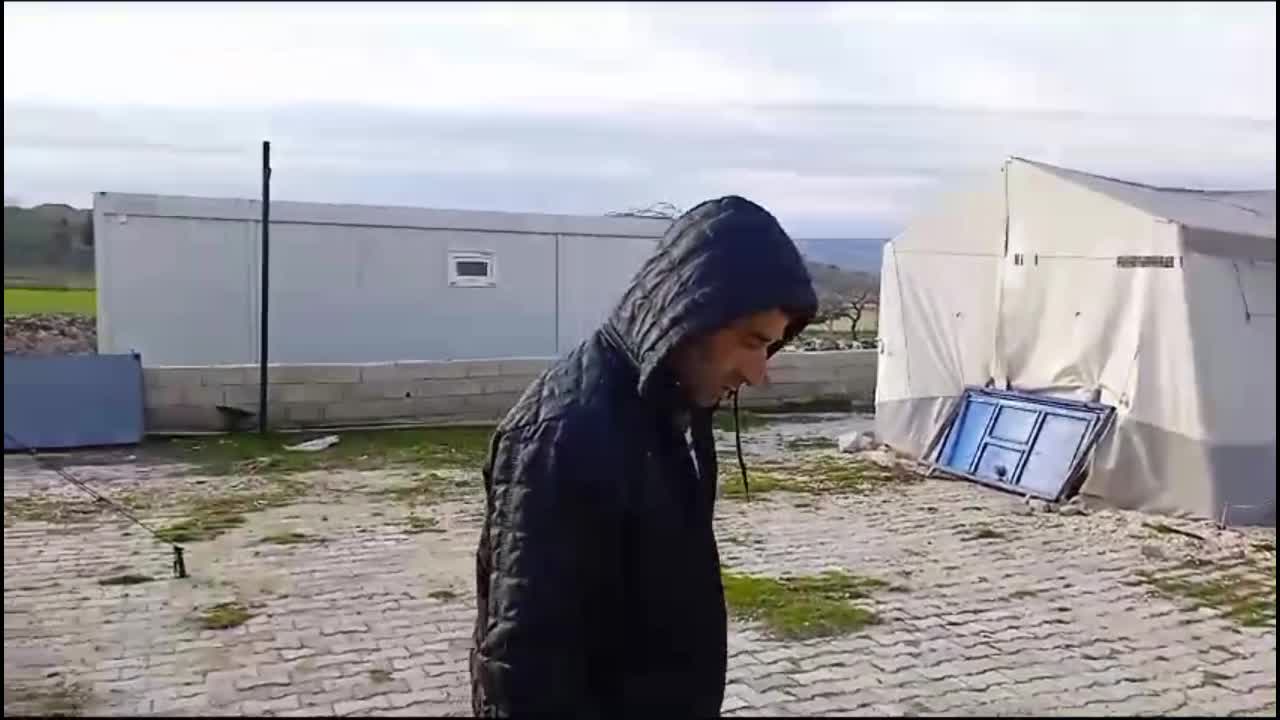 ÇADIRDA YAŞAYAN KAHRAMANMARAŞLI DEPREMZEDE: "YAĞMUR YAĞDIĞI ZAMAN ÜSTÜMÜZ AKIYOR"