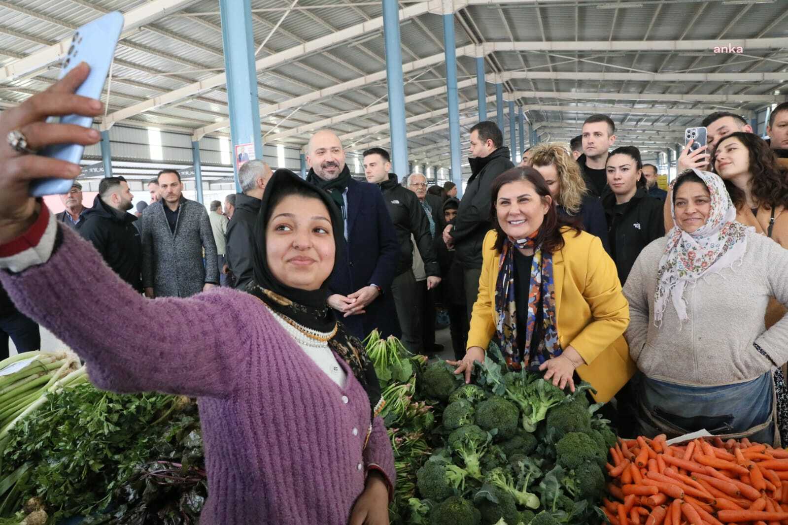 ÖZLEM ÇERÇİOĞLU, SÖKE BAĞARASI SALI PAZARI’NDA VATANDAŞLARLA BULUŞTU