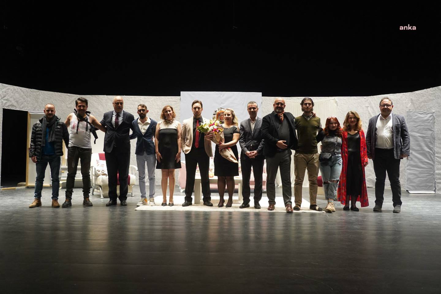 BİLECİK BELEDİYESİ TİYATRO OYUNCULARININ PERFORMANSI AYAKTA ALKIŞLANDI