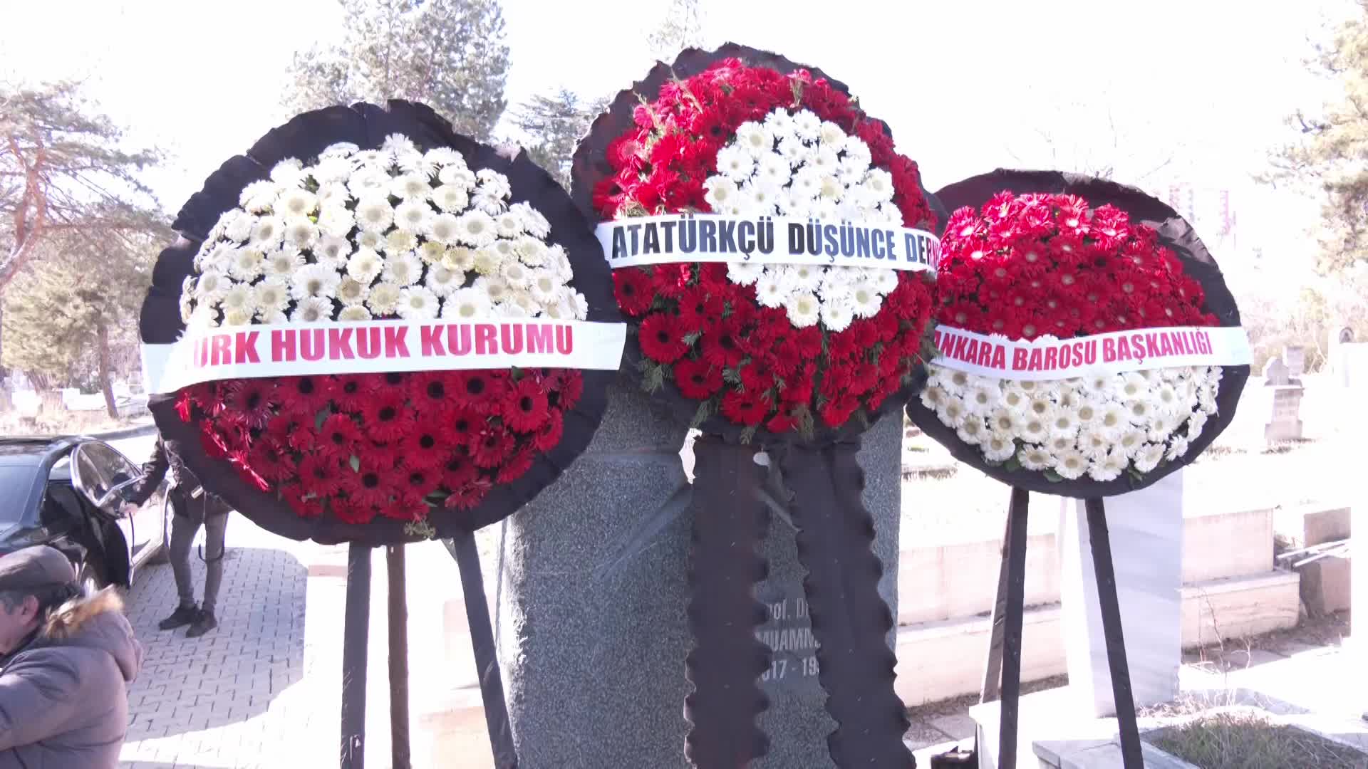 PROF. DR. MUAMMER AKSOY KATLEDİLİŞİNİN 34. YIL DÖNÜMÜNDE MEZARI BAŞINDA ANILDI
