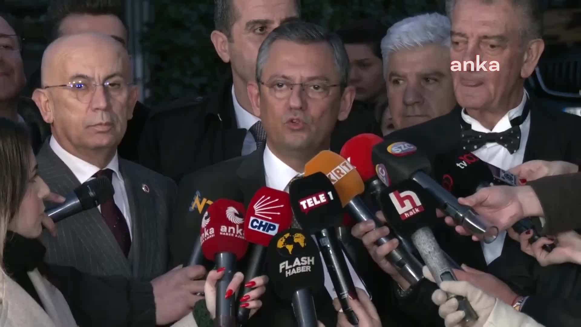 ÖZGÜR ÖZEL: “ÇIKIP VANİLYALI KEK TARİFİ OKUTSALAR ANAYASAYA DAHA UYGUN OLURDU”