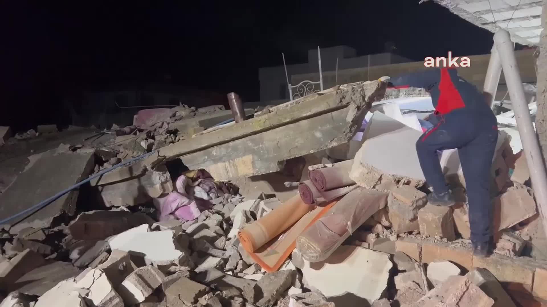 ŞANLIURFA'DA 6 ŞUBAT DEPREMİNDE HASAR ALAN İKİ KATLI EV ÇÖKTÜ: 2 KİŞİ ÖLDÜ 8 KİŞİ YARALANDI